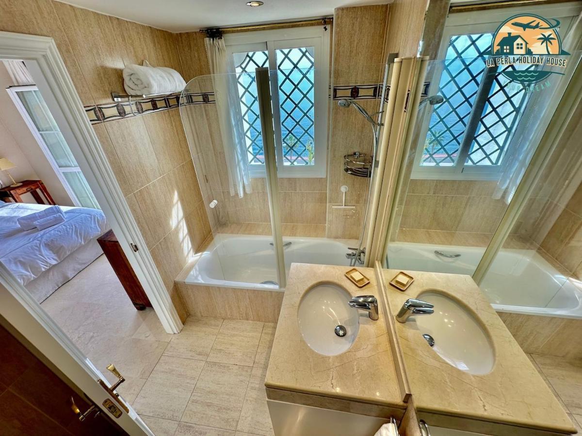 Seafront Townhouse With Stunning Mediterranean Views, Pool And Garaje Benalmádena