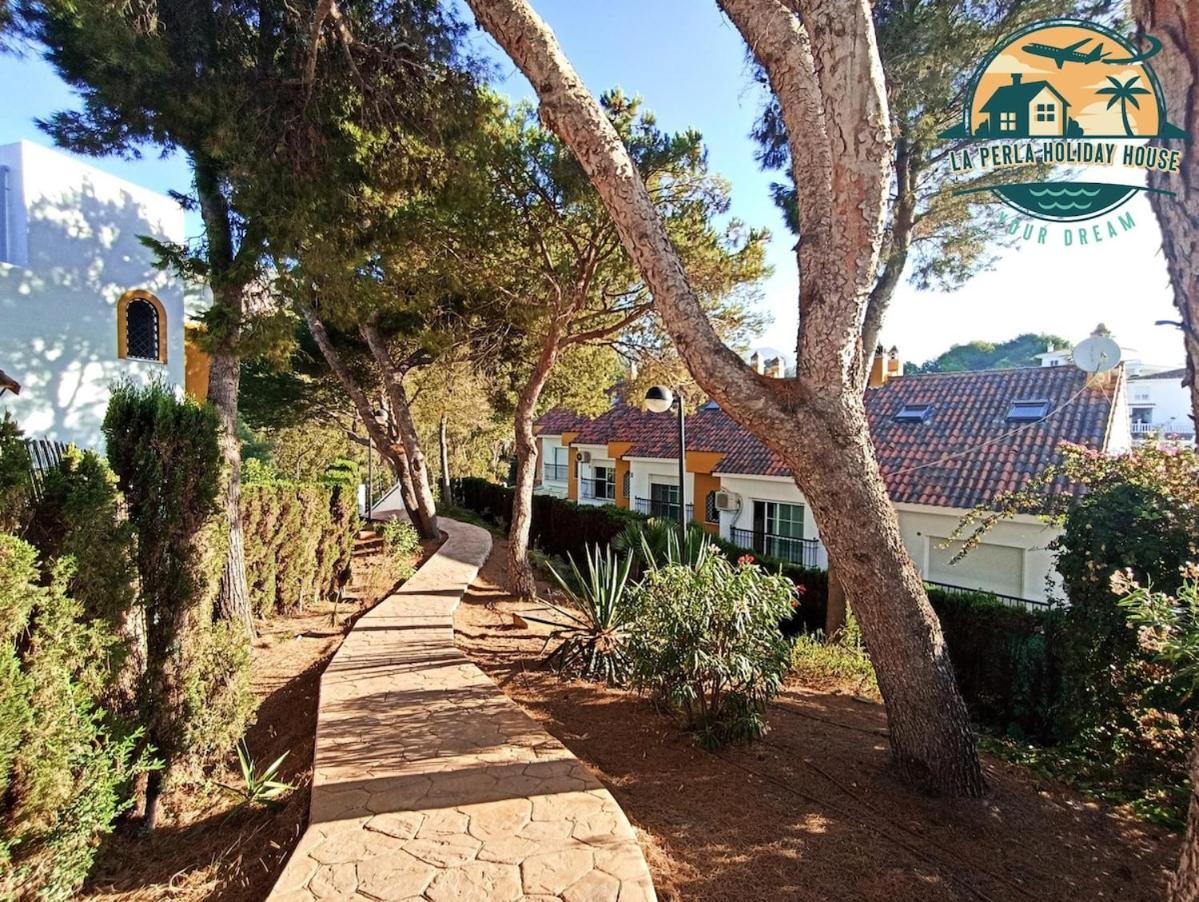 Seafront Townhouse With Stunning Mediterranean Views, Pool And Garaje Benalmádena