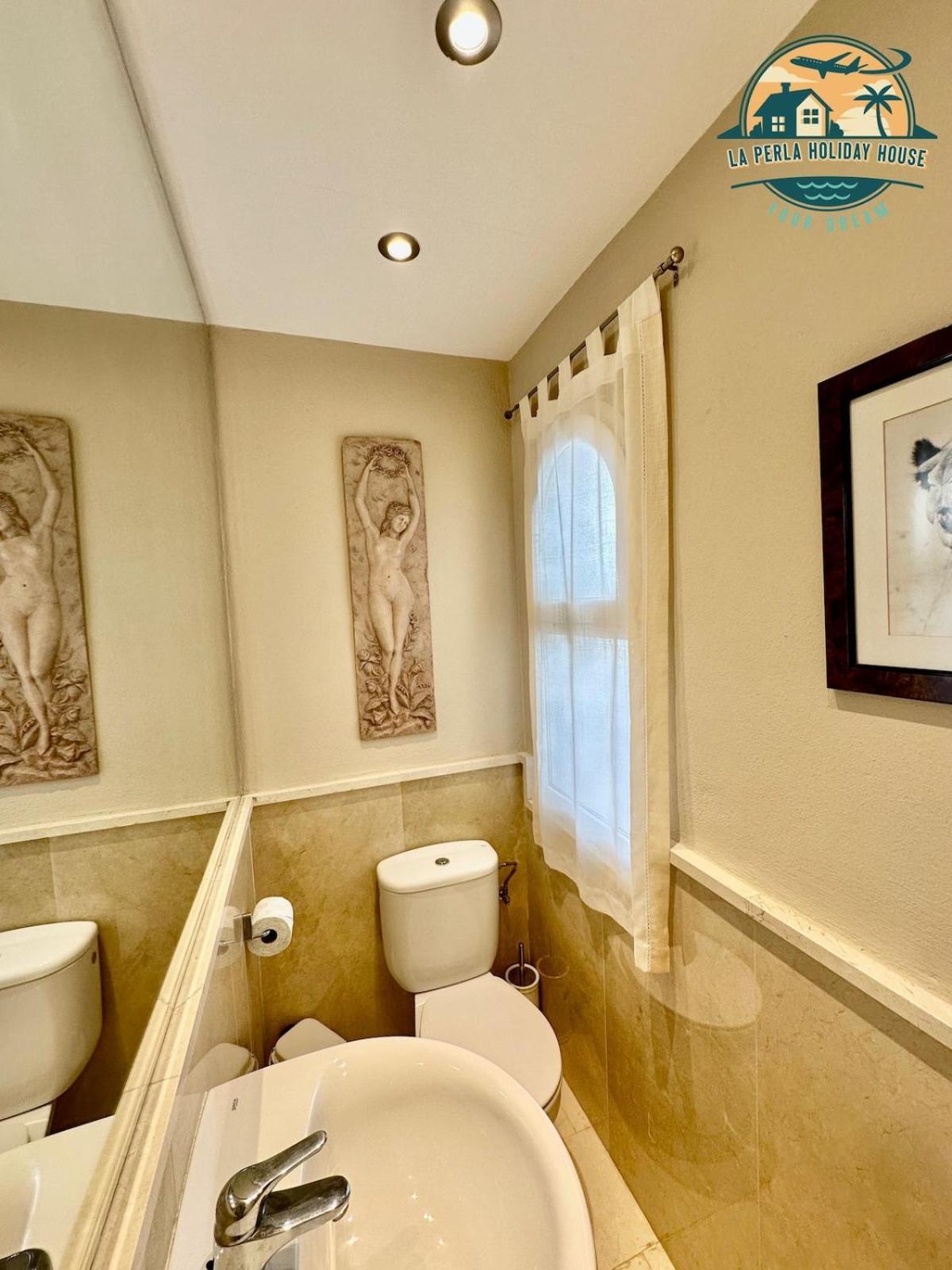 Seafront Townhouse With Stunning Mediterranean Views, Pool And Garaje Сasa de vacaciones