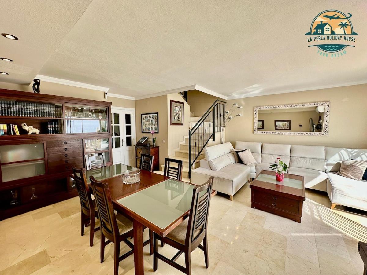Сasa de vacaciones Seafront Townhouse With Stunning Mediterranean Views, Pool And Garaje Benalmádena