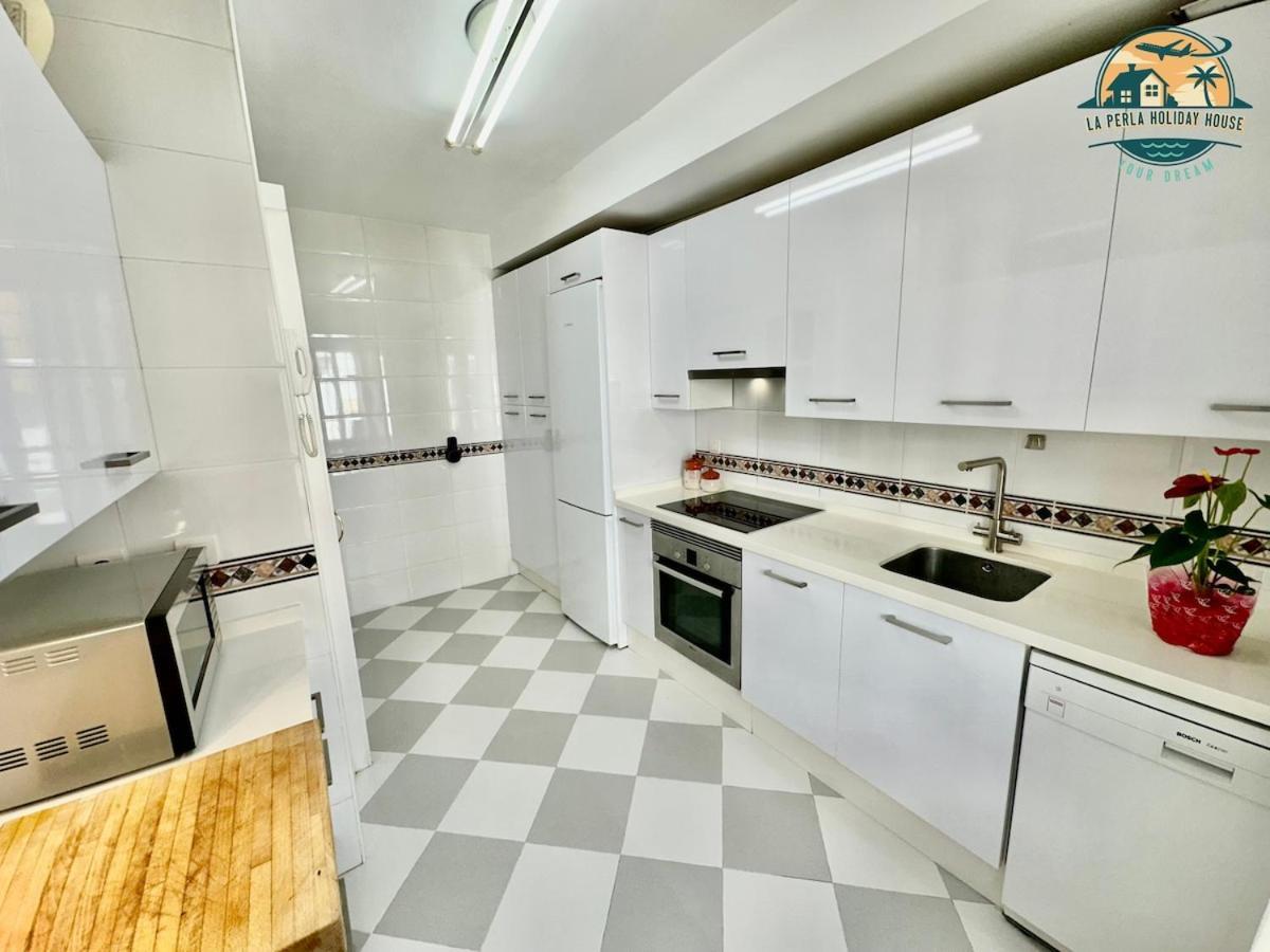 Seafront Townhouse With Stunning Mediterranean Views, Pool And Garaje Сasa de vacaciones Benalmádena