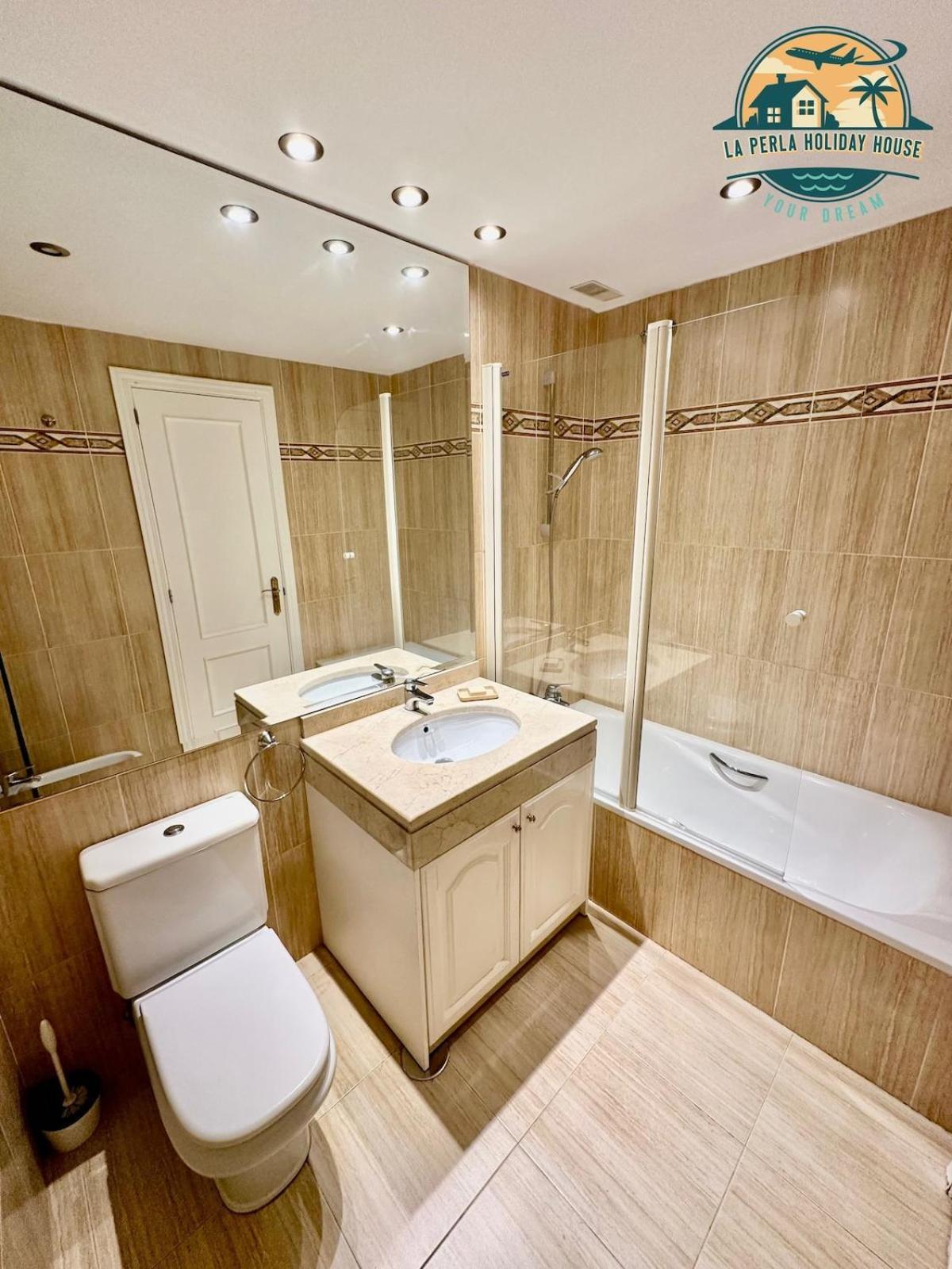 Сasa de vacaciones Seafront Townhouse With Stunning Mediterranean Views, Pool And Garaje