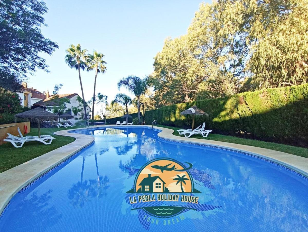 Seafront Townhouse With Stunning Mediterranean Views, Pool And Garaje Сasa de vacaciones Benalmádena