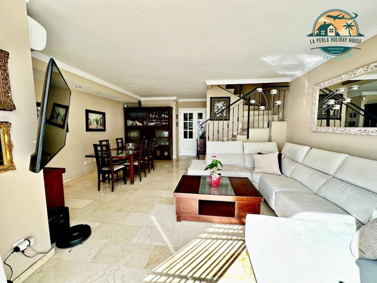 Сasa de vacaciones Seafront Townhouse With Stunning Mediterranean Views, Pool And Garaje
